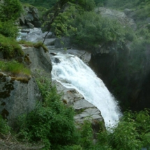 Wasserfall Cascada Fimatsch im Hintergrund